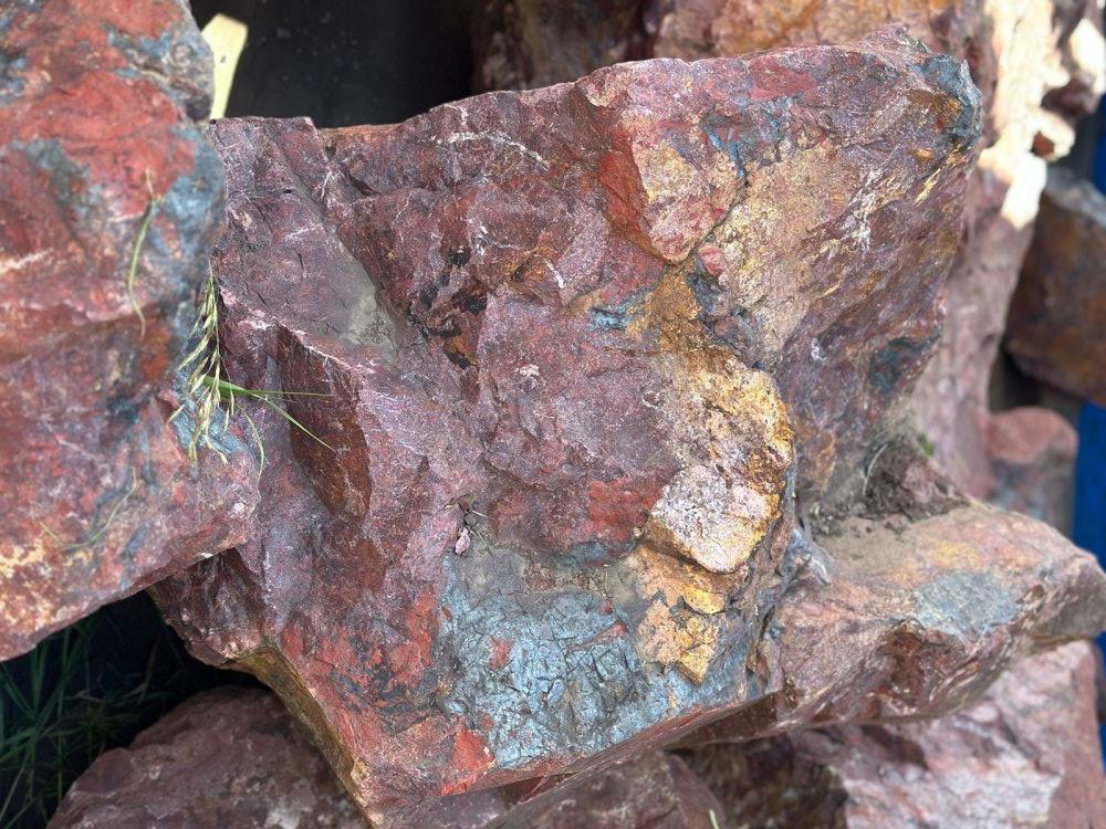 Камни для ландшафтного дизайна красно-фиолетовые 10-60 килограмм купить в Брянской области