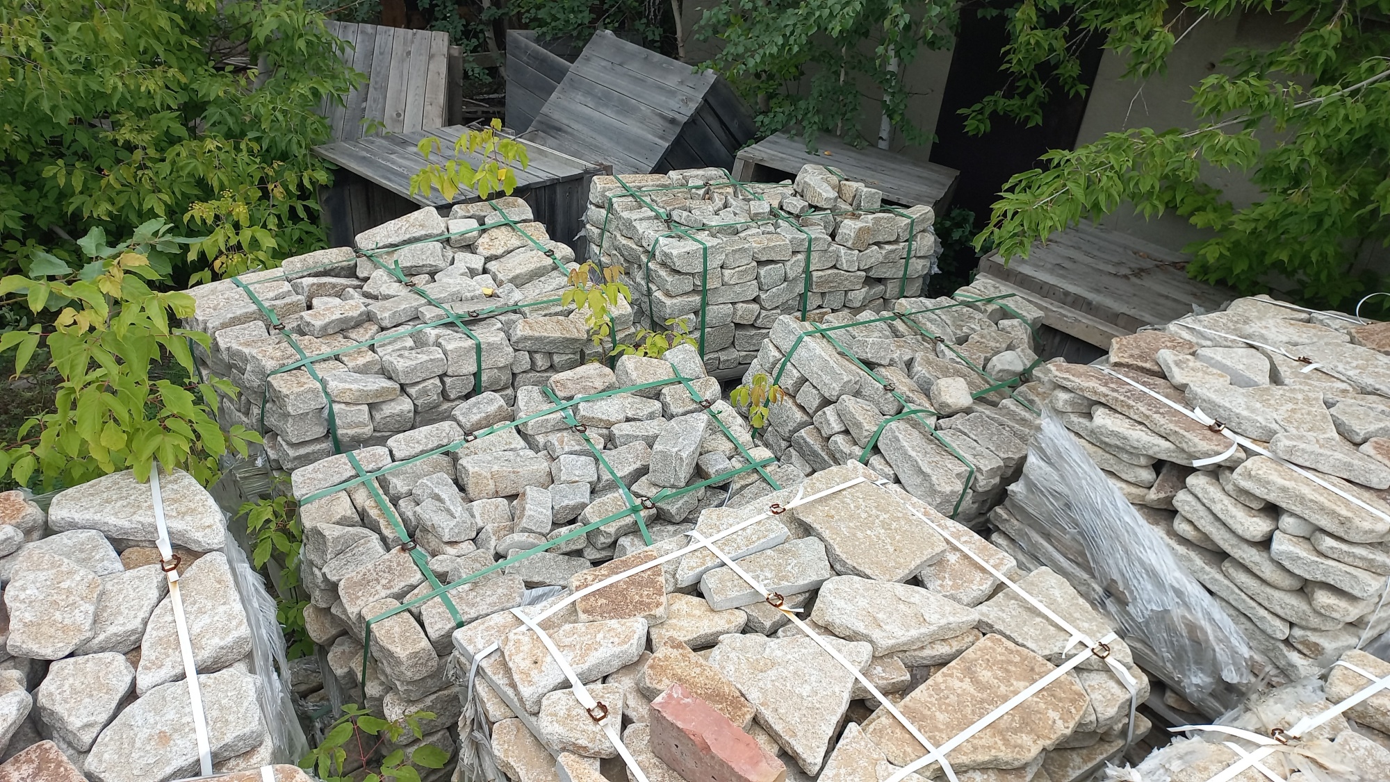 Плитняк галтованный гранитный для ландшафтного дизайна купить в Брянской области