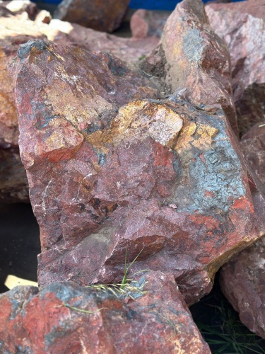 Камни для ландшафтного дизайна красно-фиолетовые 10-60 килограмм купить в Брянской области