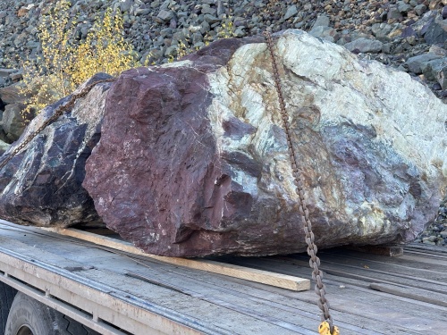 Огромные красно-фиолетовые валуны для ландшафтного дизайна весом более 5 тонн купить в Брянской области