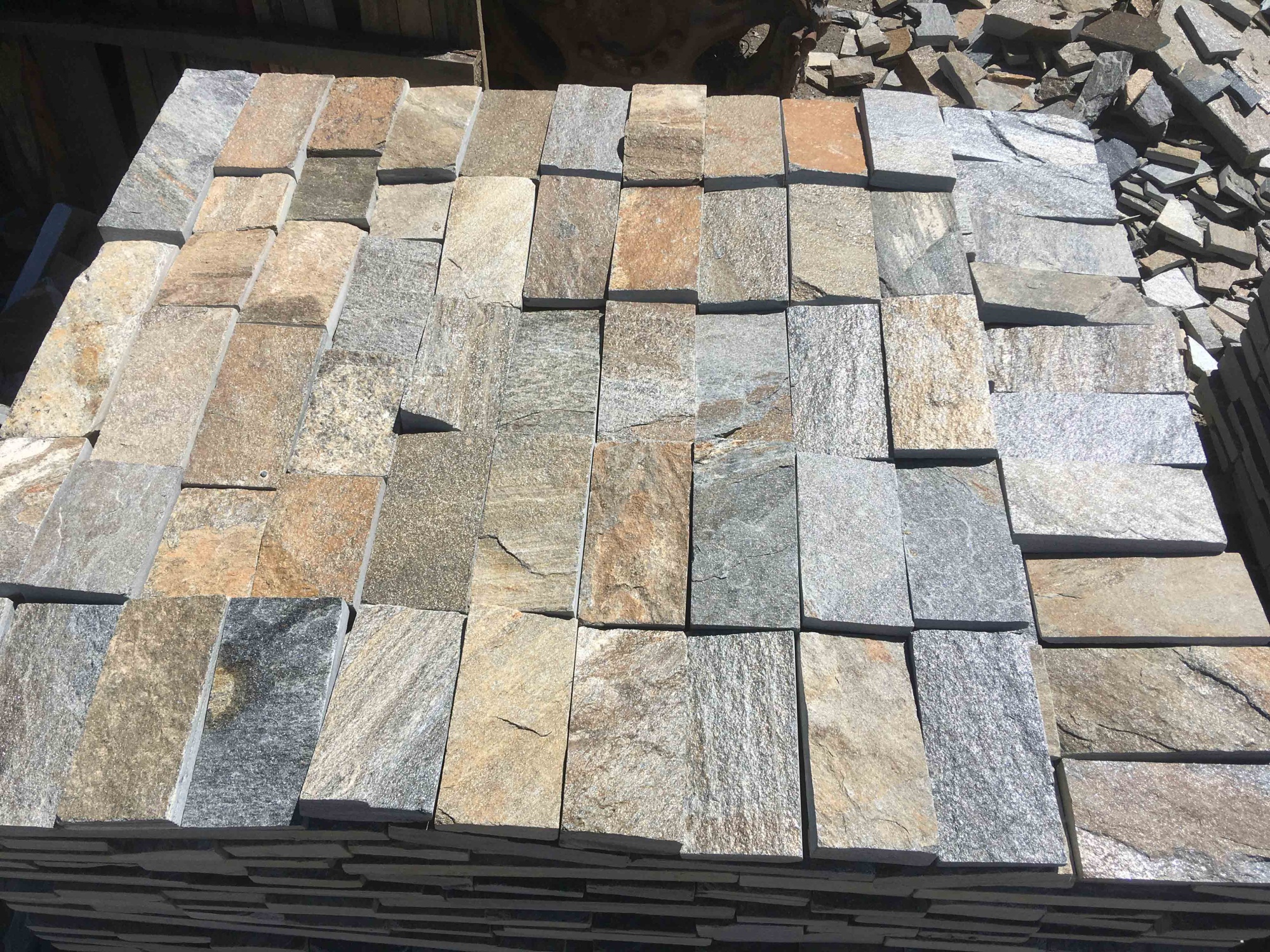 Плитка пилёная златолит Уральский для цоколя, отмостки купить в Брянской области