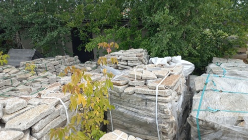 Плитняк галтованный гранитный для ландшафтного дизайна купить в Брянской области