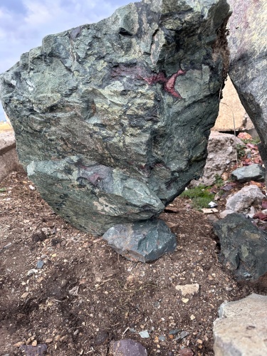 Гигантские зелёные валуны для ландшафтного дизайна весом более 5 тонн купить в Брянской области