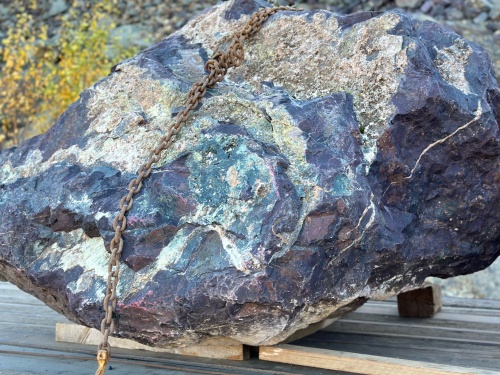 Огромные красно-фиолетовые валуны для ландшафтного дизайна весом более 5 тонн купить в Брянской области