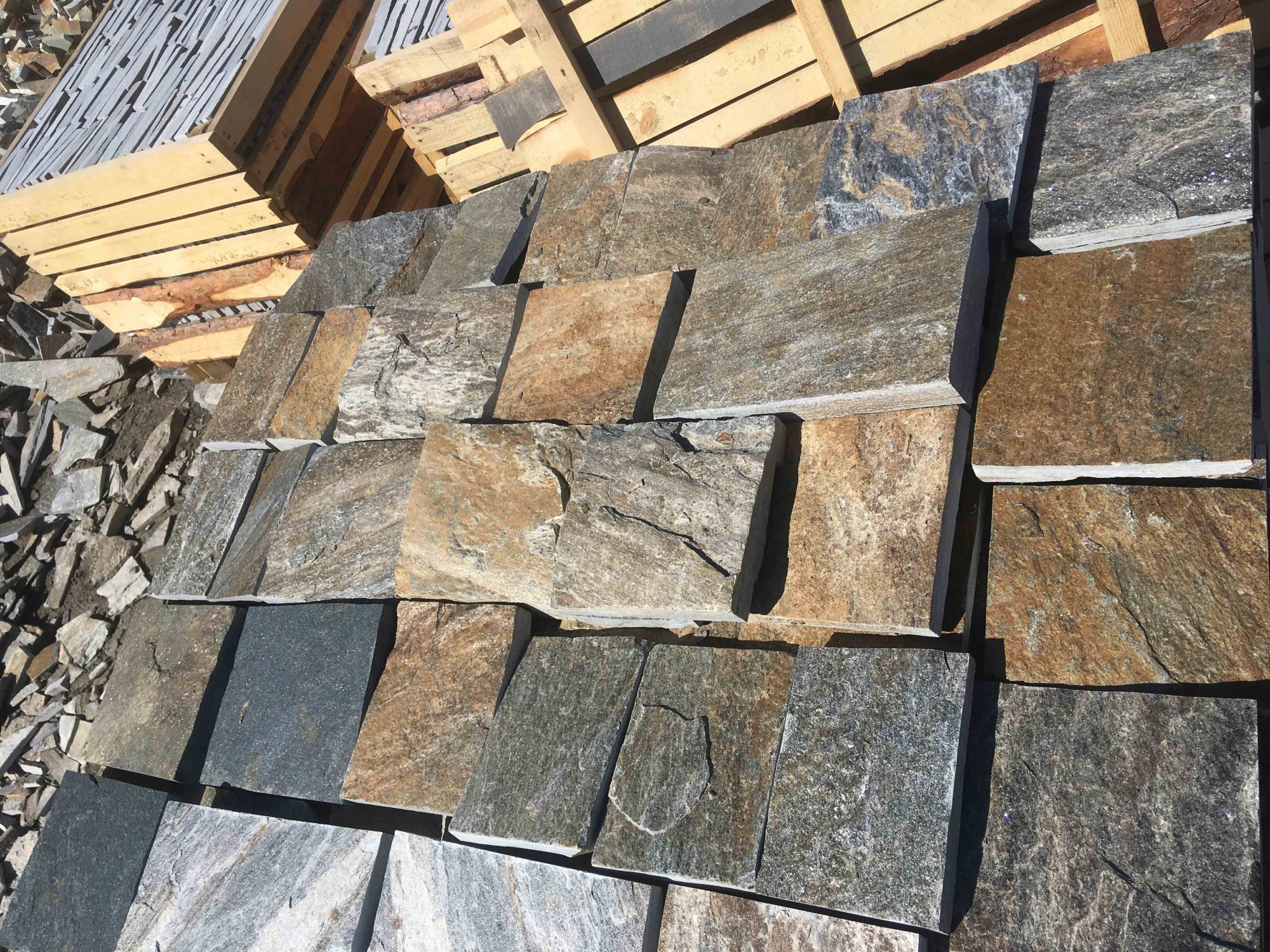 Плитка пилёная златолит Уральский для цоколя, отмостки купить в Брянской области