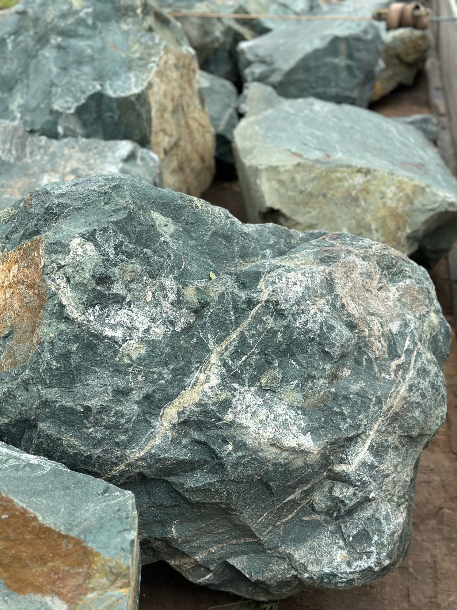 Камни для ландшафтного дизайна зелёные 10-60 килограмм купить в Брянской области