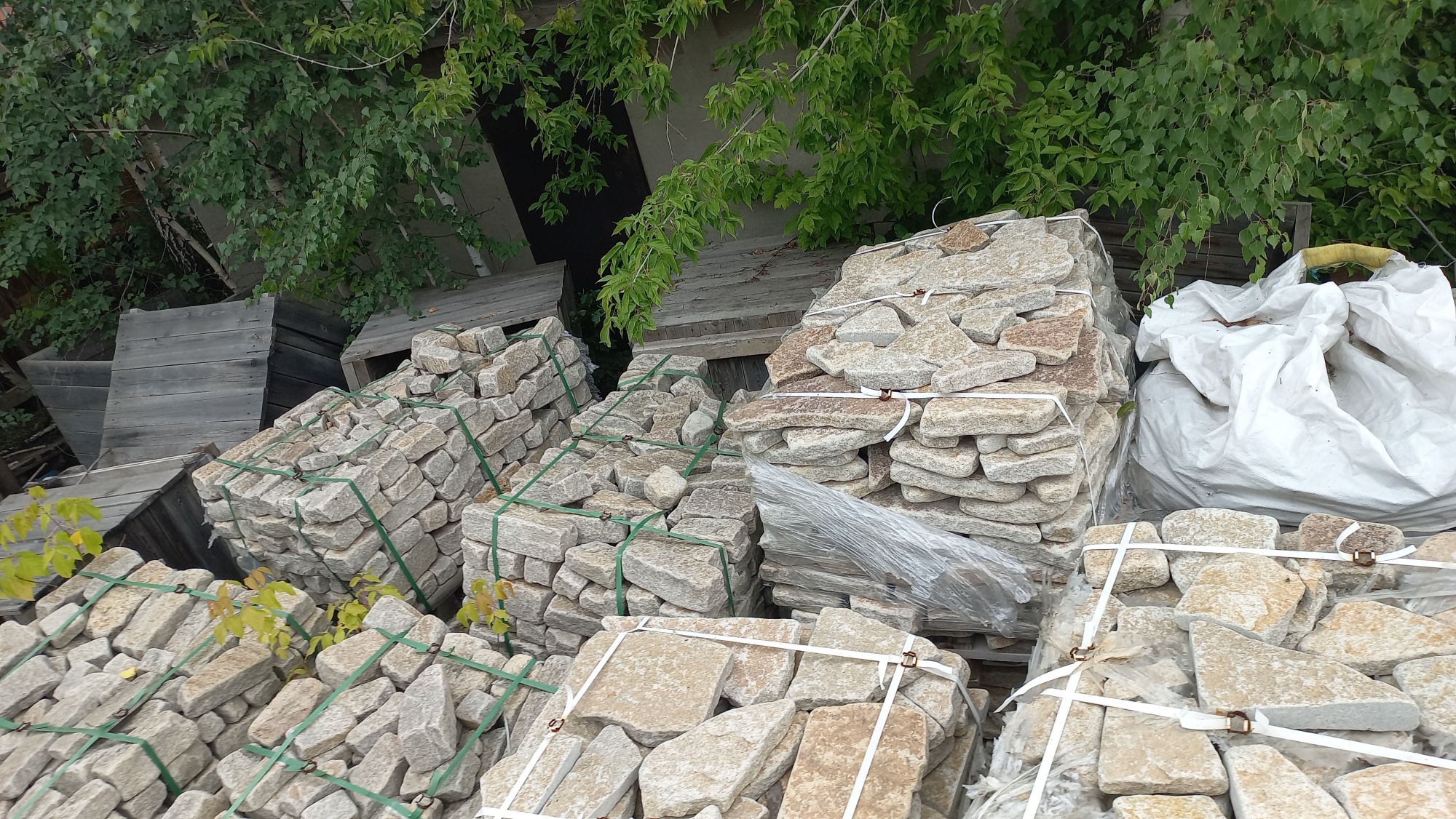 Плитняк гранитный галтованный купить в Брянской области