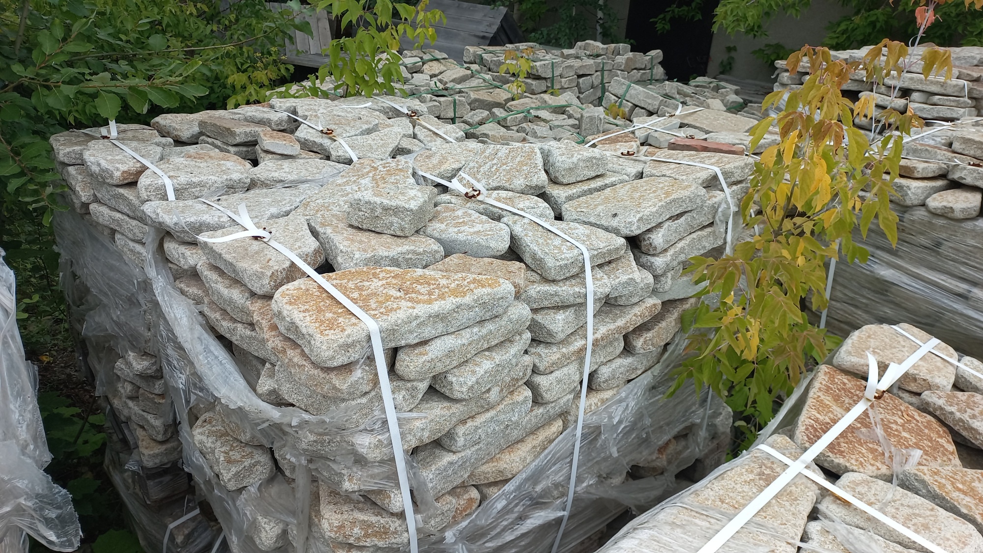 Плитняк галтованный гранитный для ландшафтного дизайна купить в Брянской области