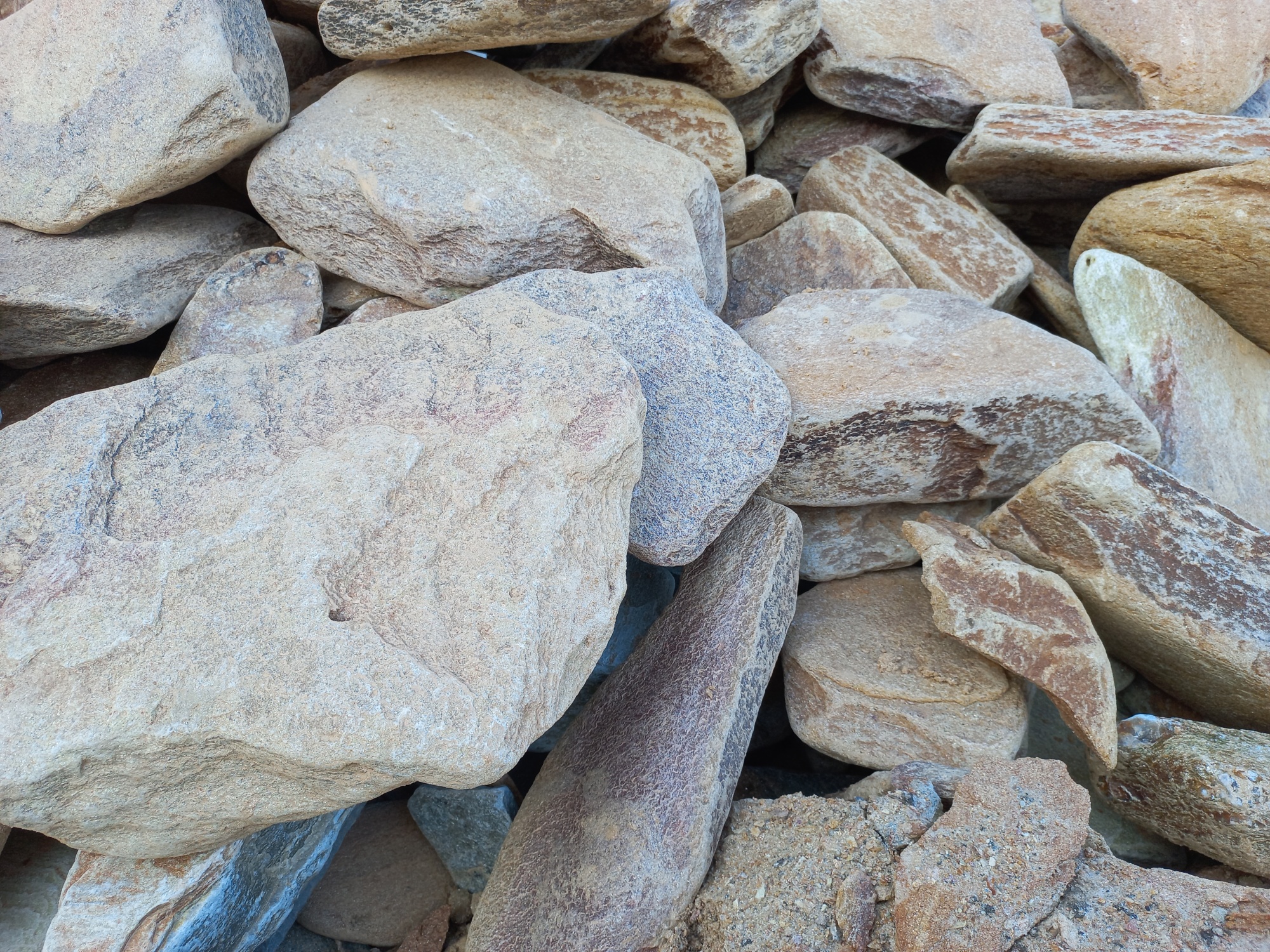 Златолит жёлтый, жёлто-зелёный глыбки и валуны для ланшафтного дизайна купить в Брянской области