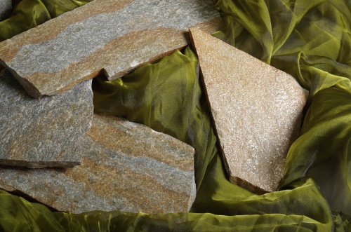 Плитняк златолит Уральский для цоколя, отмостки купить в Брянской области