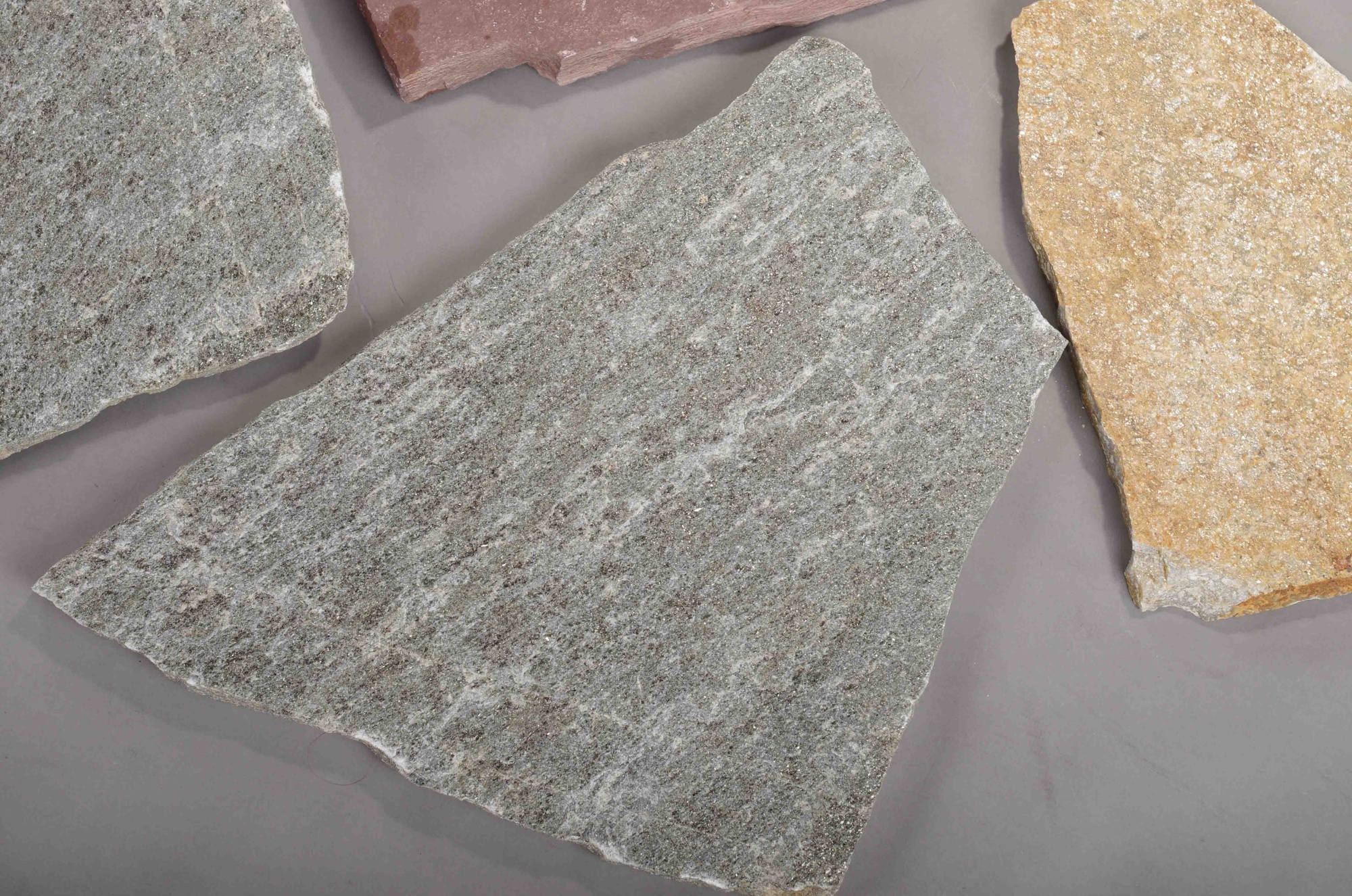 Плитняк златолит Уральский для цоколя, отмостки купить в Брянской области